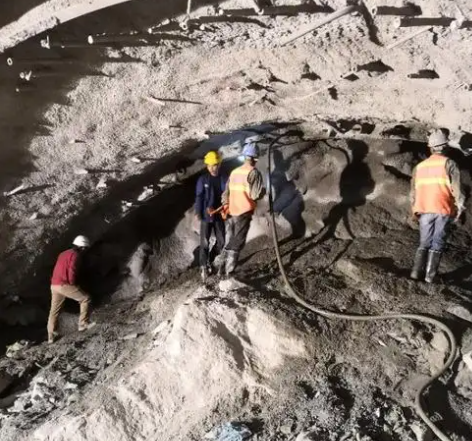 西工拱顶带模注浆料的施工流程及注意事项